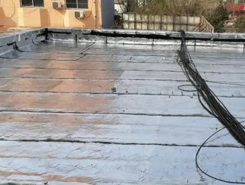 上街区卫生间漏水维修公司分享下上街区屋面楼顶防水刚性防水层施工要点。